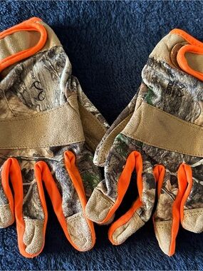 Realtree Camo Kids Gloves with Orange Trim